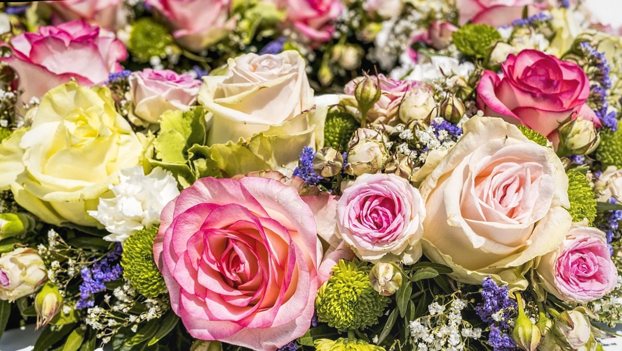 Mixed gift bouquet of freesias and lisianthus